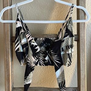 Cropped tie top, adjustable straps and buttons